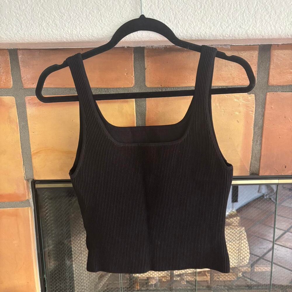 Aritzia babaton sculpt knit black tank size large: Minimilist basic